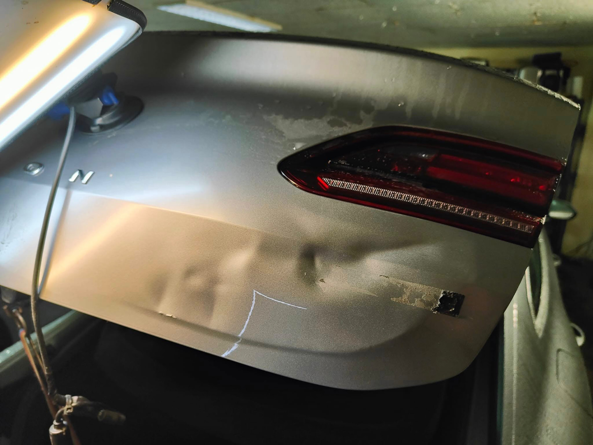 VW Arteon — bagažinės dangtis prieš remontą